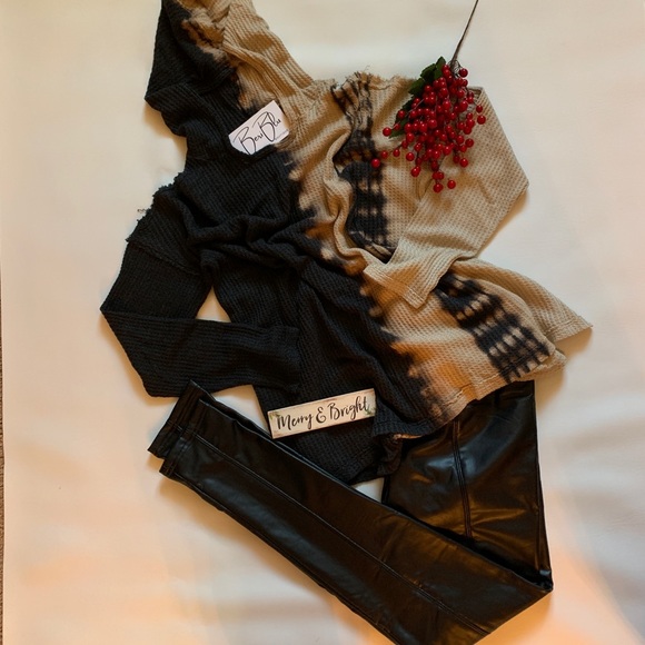 SOLD 🌺Faux Leather Leggings - Picture 9 of 12